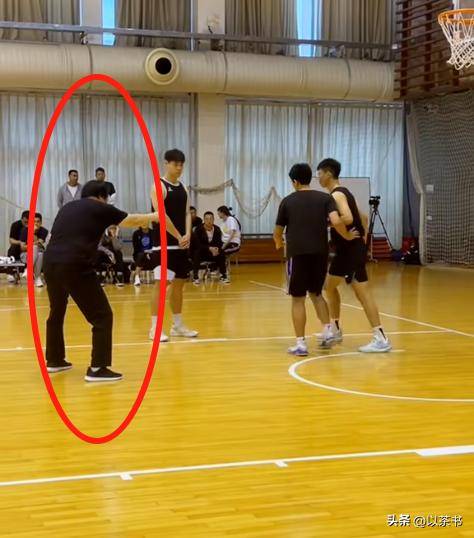 孙凤武现状：胖了很多，曾为前途娶恩师女儿，退休后专注篮球教学