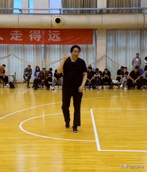 孙凤武现状：胖了很多，曾为前途娶恩师女儿，退休后专注篮球教学