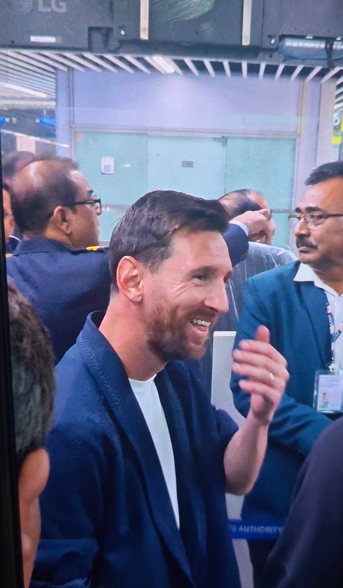 竞彩买球网-伊(yī)布给梅西小儿子西罗·梅西颁奖！并说这是迷你梅西！