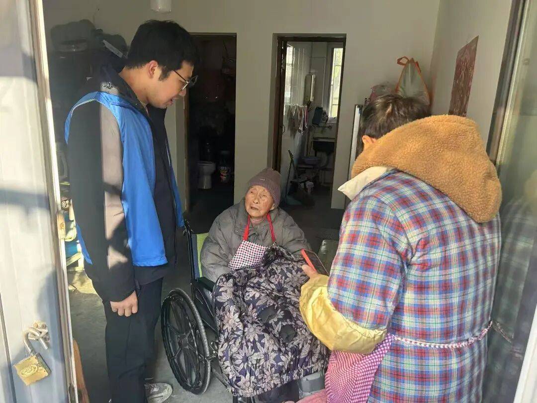 上门入户在行动｜奉贤区持续开展上门关怀