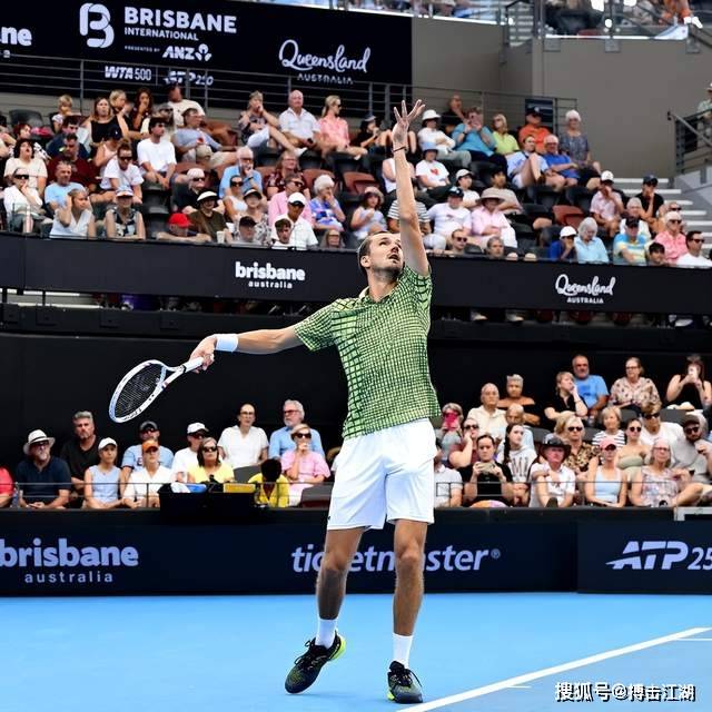 战报！张帅不敌莱巴金娜，王欣瑜横扫晋级8强，梅总吊打蒂亚福